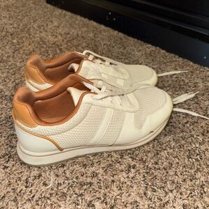 Banana Republic Cream and Tan Sneakers